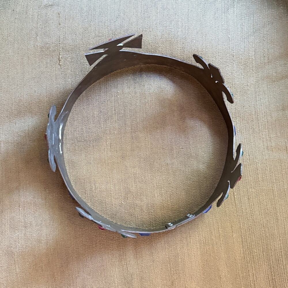 Metal jeweled prop crown - Picture 3 of 6